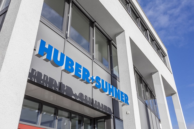 Eingang des HUBER+SUHNER Bürogebäudes